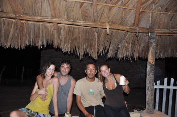 Cerveja merecida com a Mel e o Edu,, depois da longa caminhada na região de Atins, nos Lençóis Maranhenses - MA